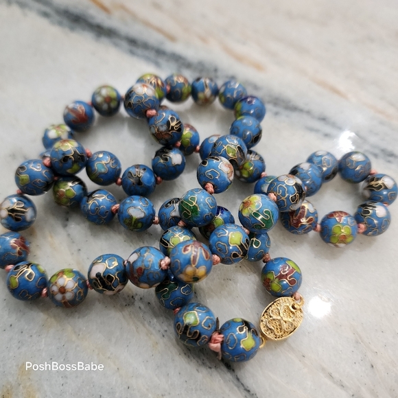 Beautiful vintage cloisonné necklace featuring vibrant hand-enameled floral bead - Picture 5 of 8